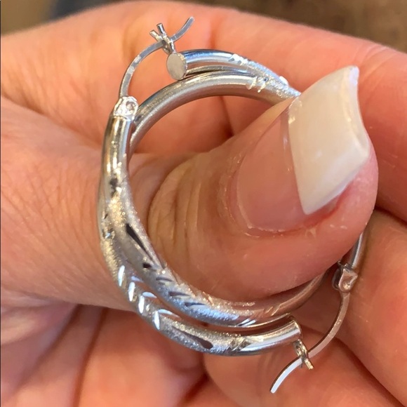 14K White Gold 1.25 inches Hoop Earrings 3mm - Picture 3 of 6